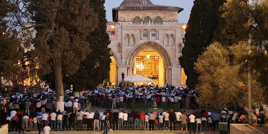 Binlerce Kişi Akşam ve Yatsı Namazını Aksa’da Kıldı