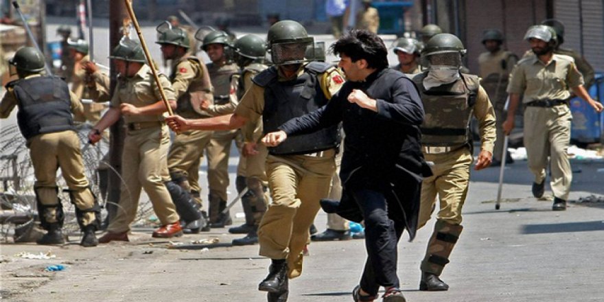 Hint Güçleri Keşmir'de Protestoculara Saldırdı: 1 Ölü