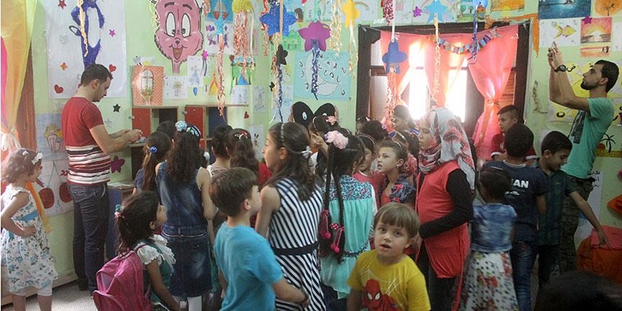 Savaşın İzlerini Resim Yaparak Silmeye Çalışıyorlar!