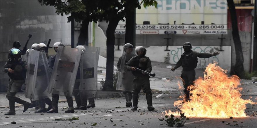 Venezuela'da Askerler Başsavcılığın Etrafını Sardı