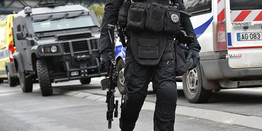 Paris’te Askere Araçlı Saldırı: 6 Yaralı