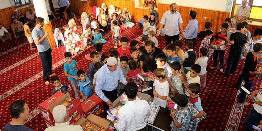 Cami Cemaatinden Suriyeli Çocuklara Hediye