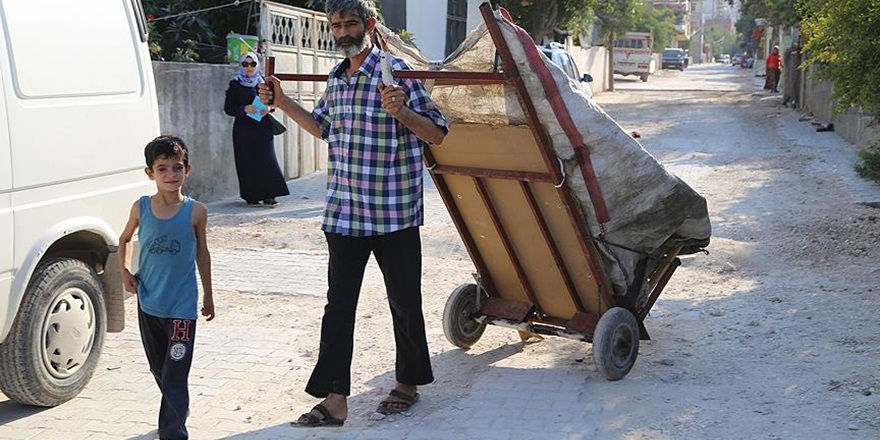 Suriyeli Baba ve Oğul Protez Göz İçin Çöp Topluyor!