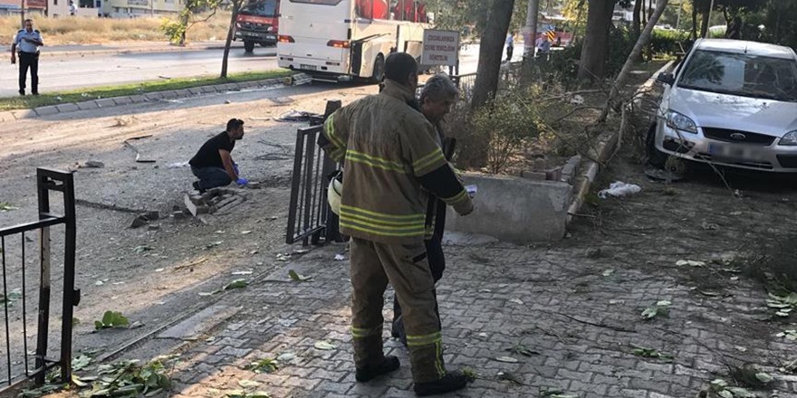 İzmir’de Cezaevine Ait Servis Aracının Geçişi Sırasında Patlama!