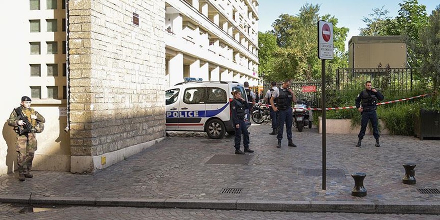 Paris’te Bir Askere Bıçaklı Saldırı