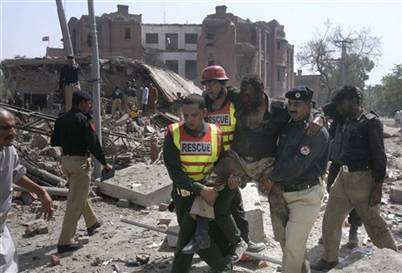 Pakistan'da Bombalı Saldırı: 30 Ölü