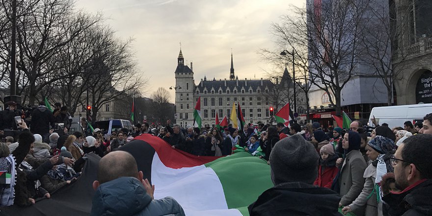 Paris'te Yüzlerce Kişi ABD'nin Kudüs Kararını Protesto Etti