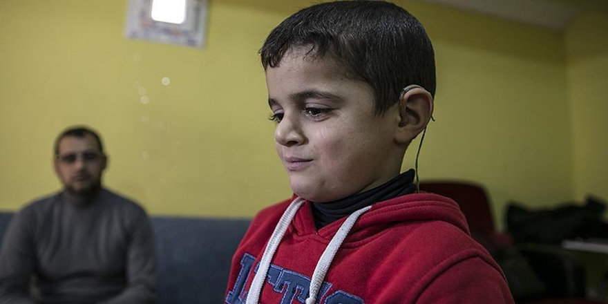 Suriyeli Ahmed Ödünç İşitme Cihazıyla Duyabildi!
