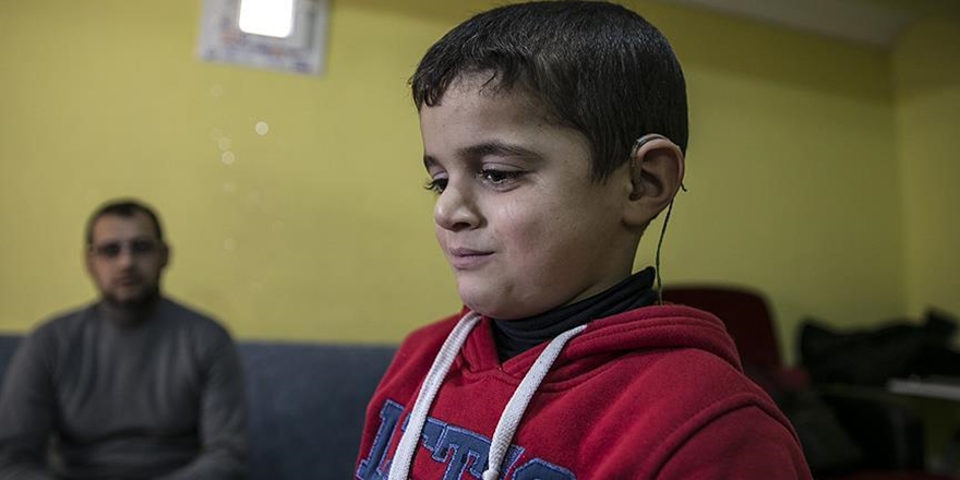 Suriyeli Ahmed Ödünç İşitme Cihazıyla Duyabildi!