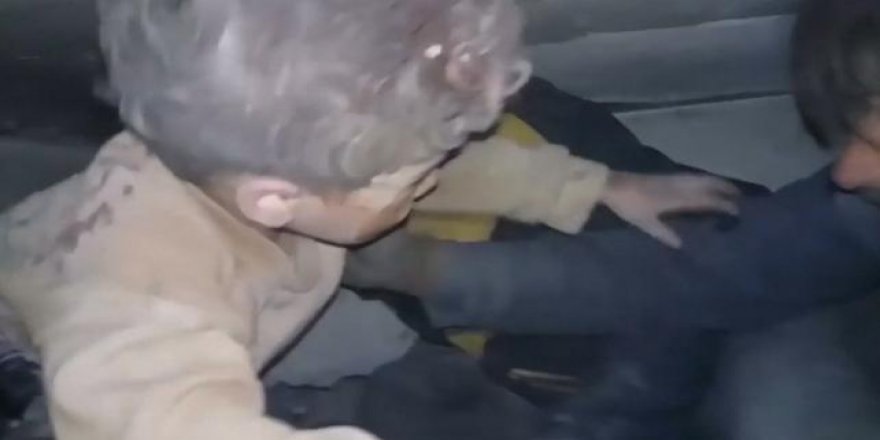 Suriyeli Çocukların Enkazdan Kurtarılma Anı Yürekleri Burktu