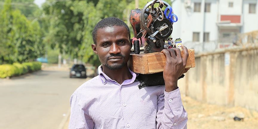 Omuzlarında 30 Kilogramla Hem Gezip Hem Dikiyorlar