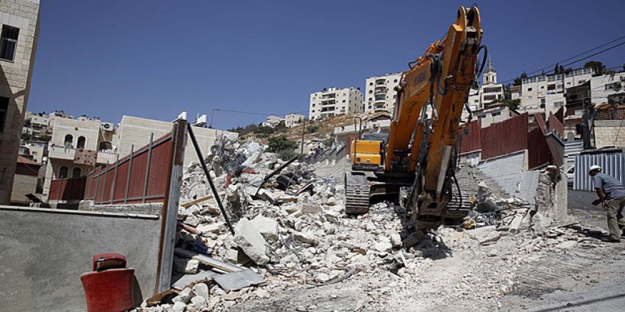 İşgal Güçleri Filistinlilere Ait İki Binayı Yıktı