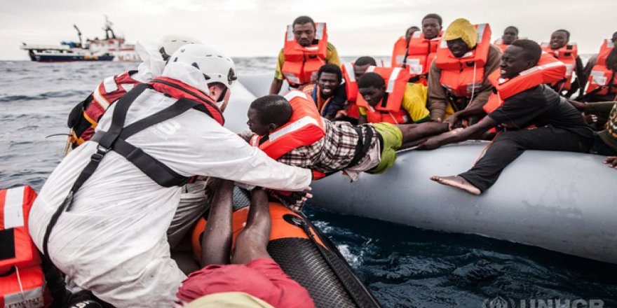 Libya Açıklarında Göçmen Teknesi Battı: 90 Ölü