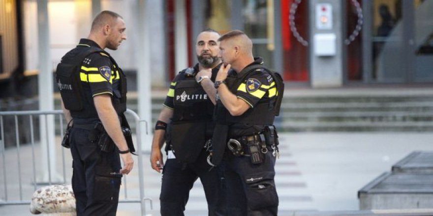 Hollanda'da Başörtüsünü Çıkarmak İstemeyen 14 Yaşındaki Kıza Saldırı