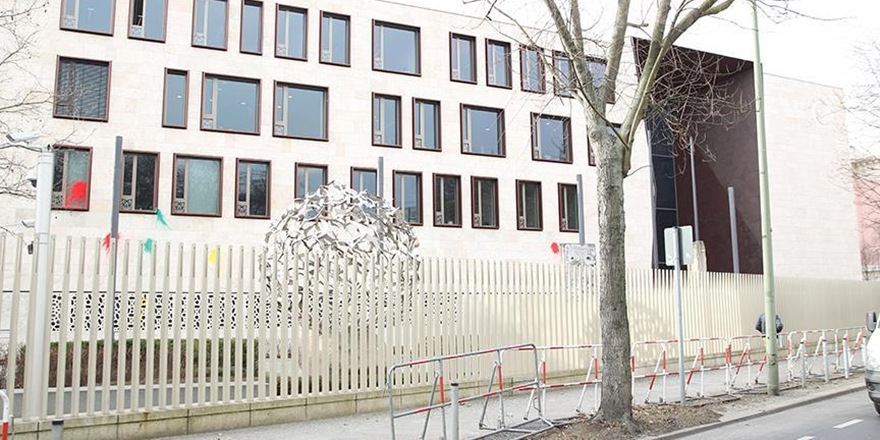 Türkiye’nin Berlin’deki Büyükelçiliğine Boyalı Saldırı!