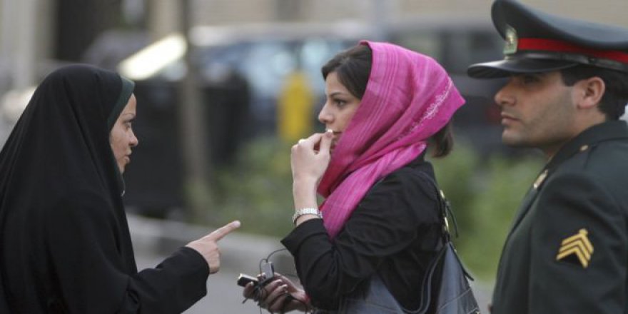 İran’da “Zorunlu Başörtüsü” Tartışması