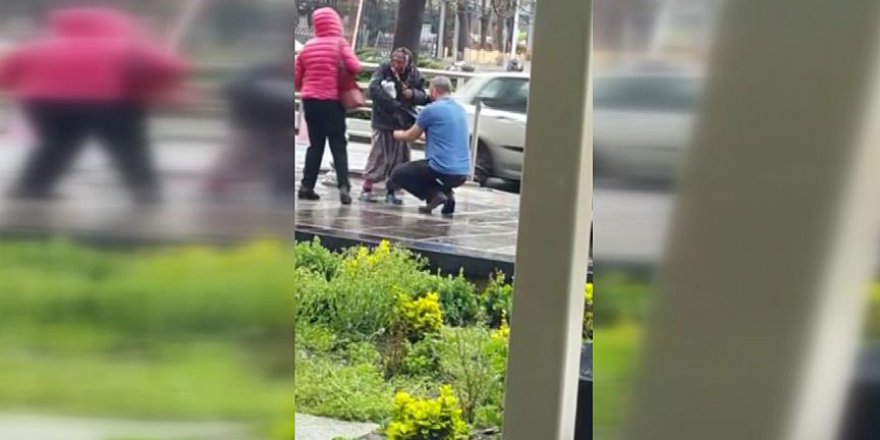 Montunu Çıkarıp Yaşlı Kadına Giydirip Yoluna Devam Etti