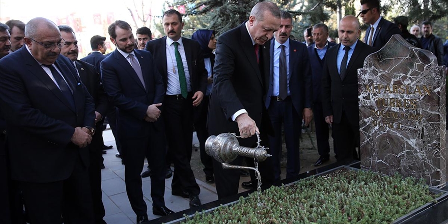 Erdoğan’ın Türkeş’in Mezarını Ziyaret Etmesi Sürpriz Sayılır mı?