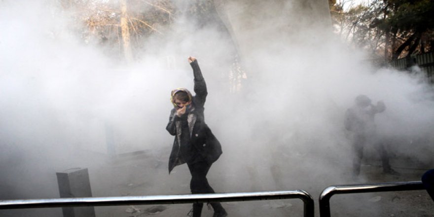İran Siyasetinde Fay Hatları Geriliyor