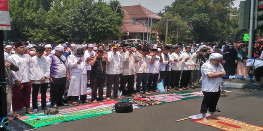 Myanmar'da Sokakta Namaz Kılan Müslümanlara Hapis Cezası