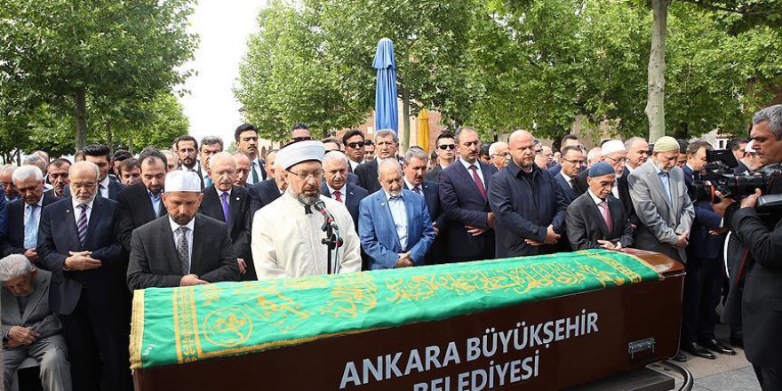 Eski Bakan Ayhan İçin Cenaze Namazı Kılındı