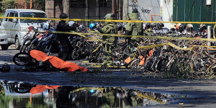 Endonezya’da 3 Kiliseye Bombalı Saldırı: 9 Ölü, 40 Yaralı