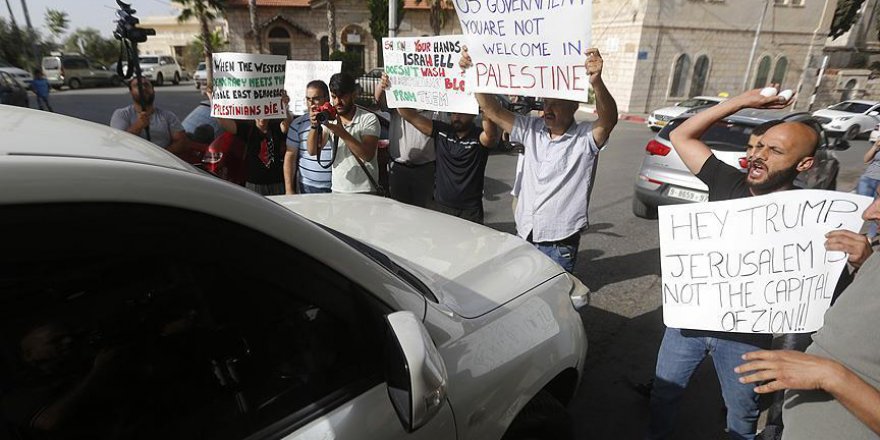 Filistinlilerden ABD'lilere 'Yumurtalı ve Ayakkabılı' Protesto