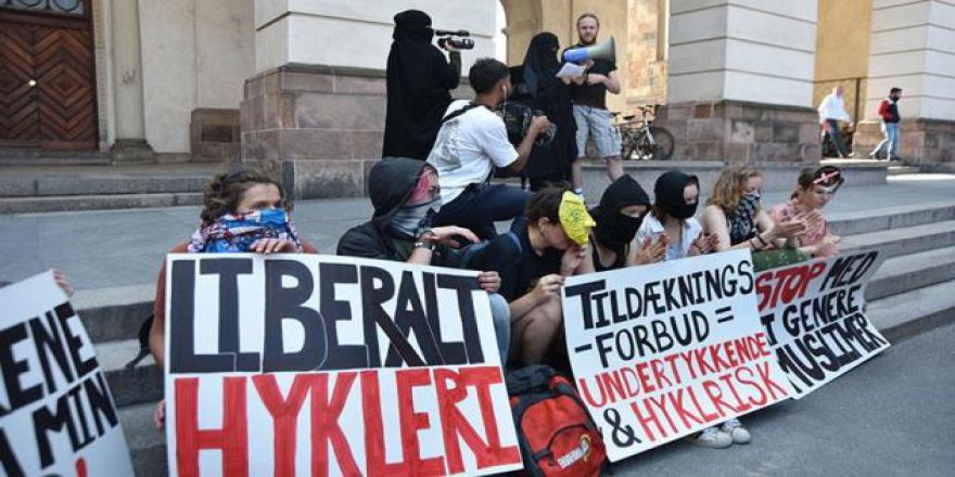 Danimarka’da Burka ve Peçe Yasağı Protesto Edildi