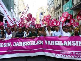 Taksim'de Binlerce Kişi "Darbeye Hayır" Dedi!