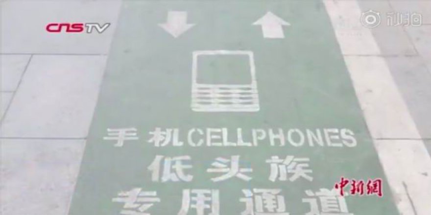 Çin’de 'Akıllı Telefon Zombilerine' Ayrı Yaya Şeridi