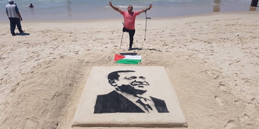 Filistinli Gazi Erdoğan’ın Resmini Gazze Sahiline Çizdi