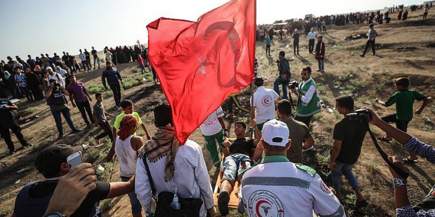 İsrail Askerleri Türkiye Bayrağı Taşıyan Filistinli Genci Vurdu