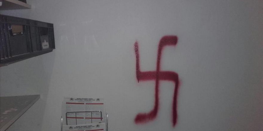 Almanya'da Müslüman Doktorun Muayenehanesine Irkçı Saldırı