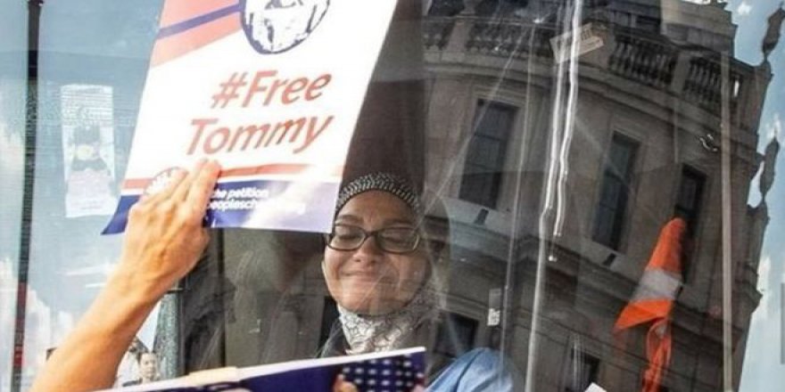 İngiltere'de İslam Karşıtları Başörtülü Şoförün Kullandığı Otobüsü Kuşattı