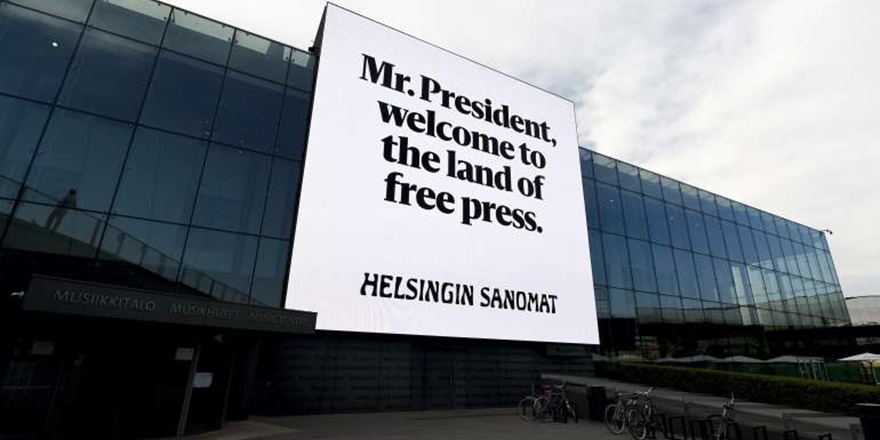 Trump ve Putin’i Helsinki’de “Özgür Basın” Billboardları Karşıladı!