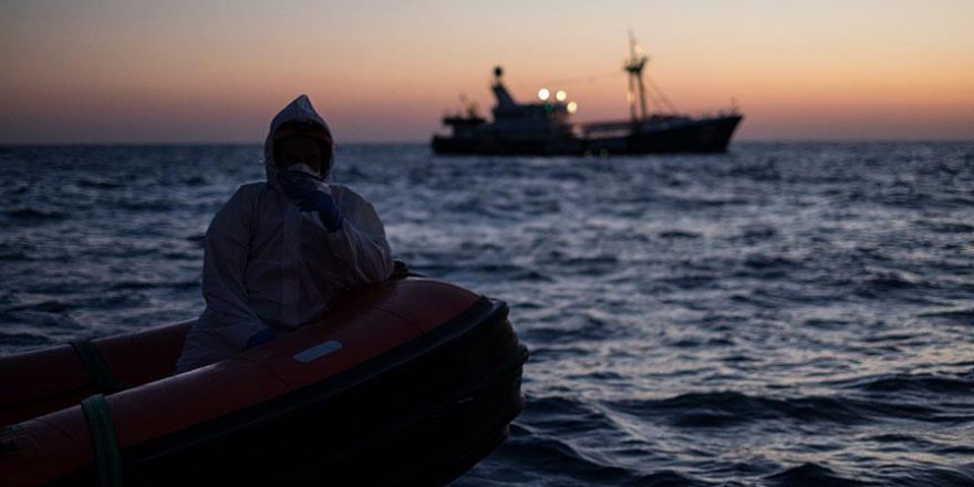 Tunus Açıklarındaki 40 Afrikalı Göçmenin Bekleyişi Sürüyor