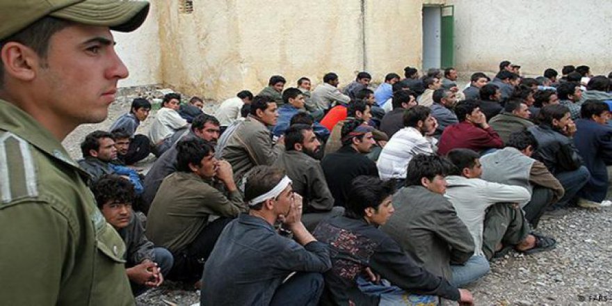 Afgan İşçiler İran'ı Terk Ediyor
