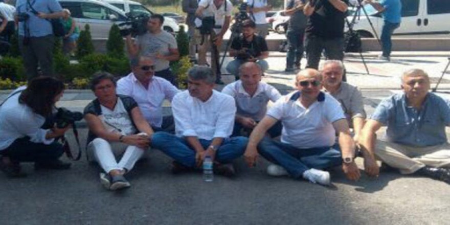 CHP Delegeleri Parti Önünde Açlık Grevine Başladı