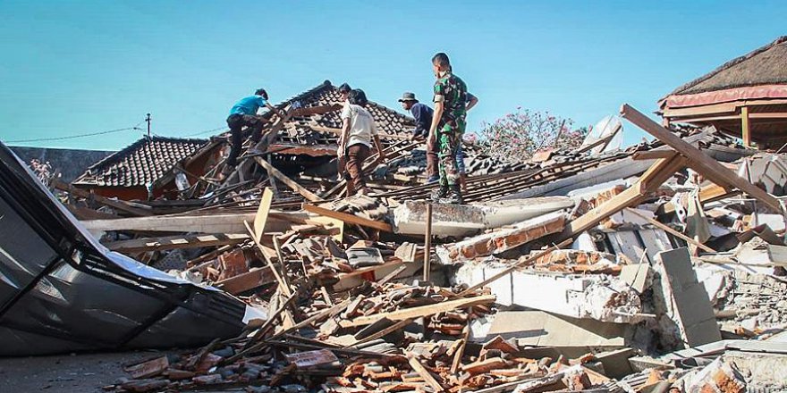 Endonezya'da 20 Bin Kişi Tahliye Edildi