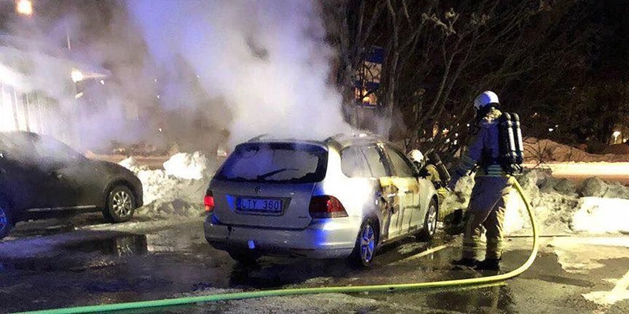 İsveç’te 97 Araç Kundaklandı
