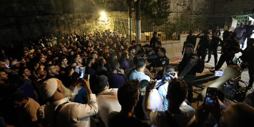 Siyonist İsrail’den Mescid-i Aksa Kapısındaki Filistinlilere Müdahale