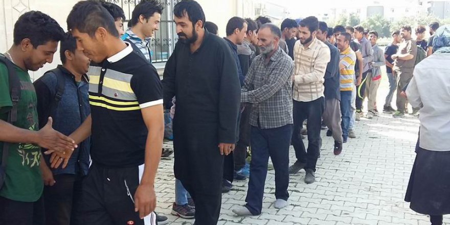 Tatvan Otogarında Bekleyen Mültecilerle Bayramlaşma Gerçekleştirildi