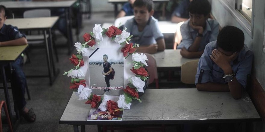 Gazze 12 Yaşındaki Küçük Şehidine Ağlıyor