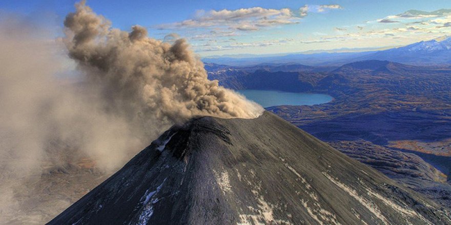 Endonezya'nın Soputan Yanardağı'nda Patlama