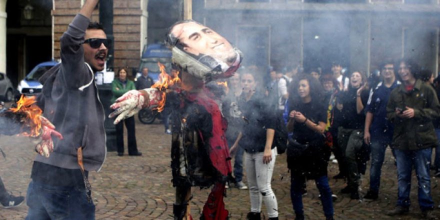 İtalya'da Öğrencilerden Eğitim Planına Protesto