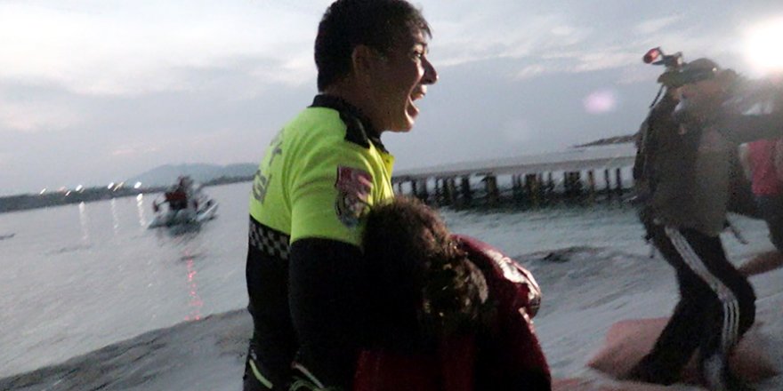Polis Göçmen Kız İçin Ağladı
