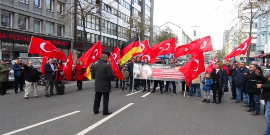 Almanya'da Devletin Alıkoyduğu 700 Bin Çocuk İçin Eylem Yapıldı