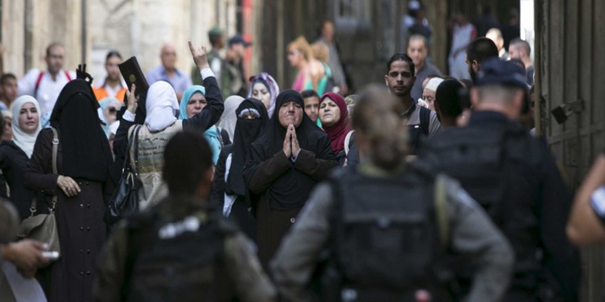 İsrail Polisi Filistinli Kadın Satıcıların Ürünlerini Dağıttı