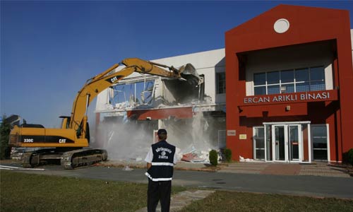 Zafer Mutlu'nun Kaçak Koleji Yıkıldı