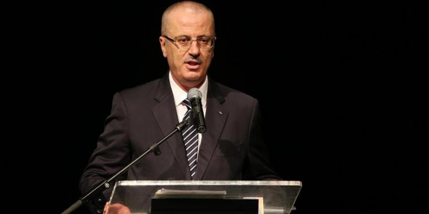 Üniversite Öğrencileri Rami El-Hamdallah’ı Protesto Etti